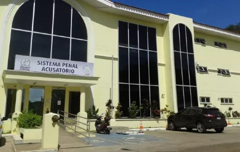¡Crueldad! Jóvenes que tiraron perra a los lagartos en Parita, pagarán 2 años de cárcel 