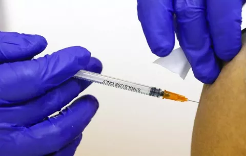 ¿Se requieren vacunas específicas y más refuerzos para protegernos contra Ómicron?