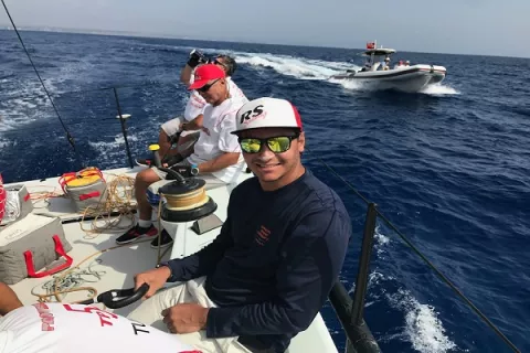 Panameño Guillermo Gasperi en  la carrera de vela  en Francia