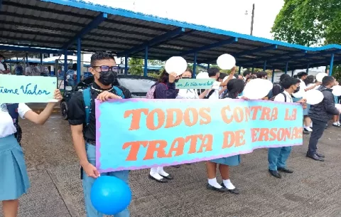 Estudiantes del Instituto Profesional Omar Torrijos de Veraguas se manifiestan contra la Trata de Personas y la violencia en Colón 
