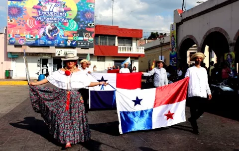 Alfombristas panameños llevan a Santa Librada al Festival Nacional de Arte Efímero en México