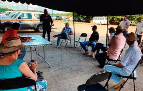Cebolleros santeños protestan por pagos ante sede del IMA en la provincia 