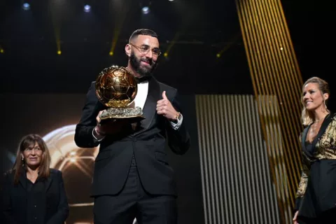 Karim Benzema levanta su primer Balón de Oro
