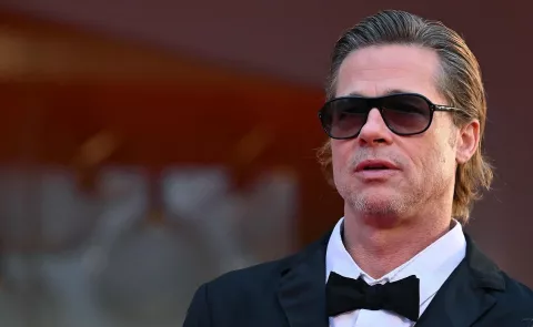 Brad Pitt: Angelina Jolie acusa a su exesposo de 'asfixiar' a su hijo en un avión en 2016