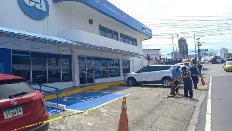 Bajo detención provisional por robo agravado en la sucursal de la Caja de Ahorros en El Ingenio