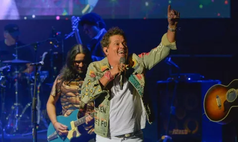Carlos Vives homenajea al maestro del merengue Johnny Ventura en un nuevo video