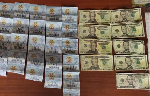 Capturan en Chame a dos ciudadanos con dinero falso para estafar a vendedores de chances y billetes de la Lotería Nacional