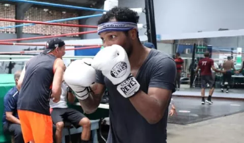 Boxeadores de KO al Cáncer a la báscula 