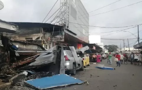 Cae estructura sobre dos vehículos estacionados en calle cuarta David 