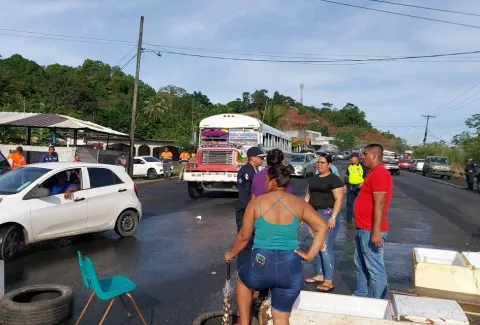 Moradores de Limón cierran vía Panamá-Colón exigiendo agua potable 