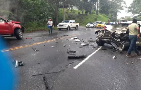 Investigan accidente de tránsito que dejó un muerto y dos heridos en la carretera Panamá-Colón