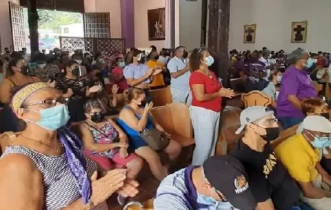 Miles de feligreses acuden a su cita con el ‘Naza’ en Portobelo