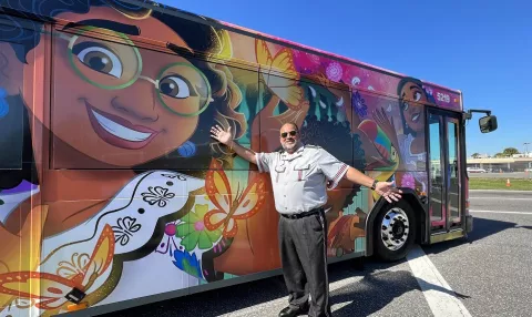Los autobuses de Disney World se revisten de Encanto por la Herencia Hispana
