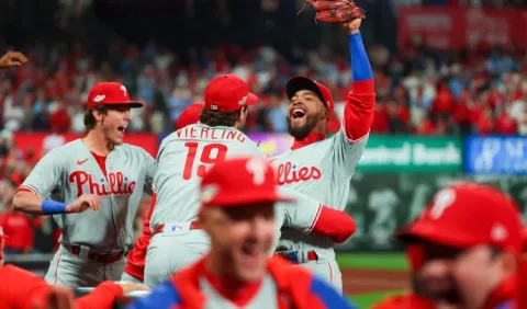Filis de Filadelfia, donde juega Edmundo Sosa, ante Bravos en  Serie Divisional en Liga Nacional
