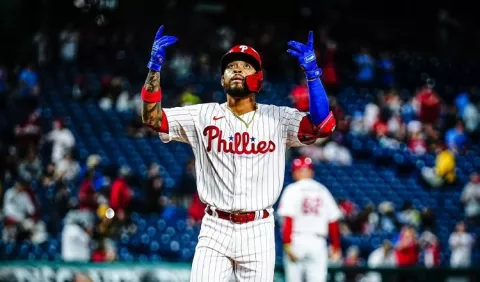 Filis, de Edmuno Sosa,  contra Bravos en la Serie Divisional