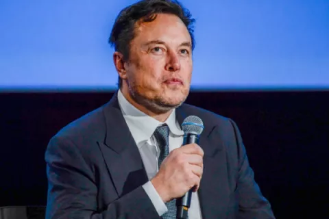Elon Musk entra en la sede de Twitter con un lavamanos