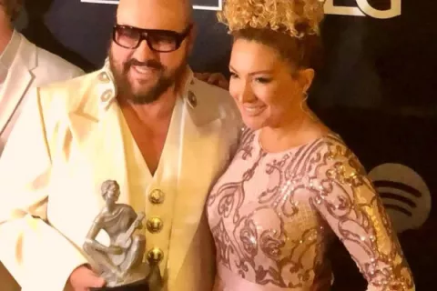 Erika Ender le dio la bienvenida a Desmond Child al Salón de la Fama de los Compositores Latinos