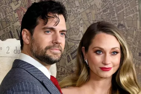 Henry Cavill posa por primera vez con su novia en la alfombra roja de 'Enola Holmes 2'