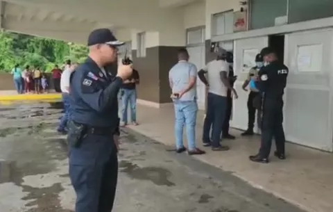 Sujeto hiere a siete  personas con un arma blanca, entre ellos un policía