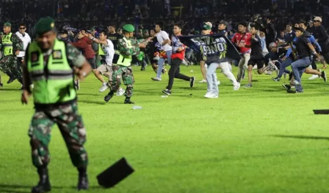 Enfrentamientos en la cancha en Indonesia deja muchos muertos