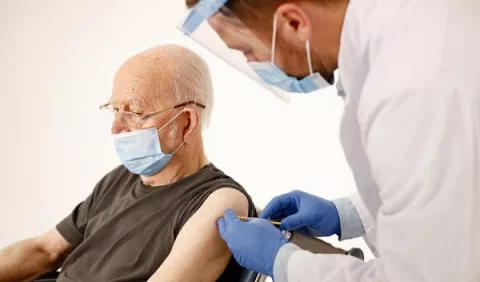 Inoculación en adultos mayores: ¿Qué vacunas se deben administrar en este grupo etario?