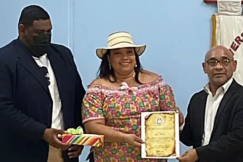 Jazmín Muñoz recibió un reconocimiento por ser una 'estudiante destacada'