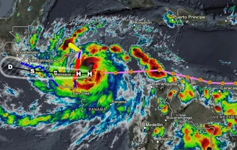Julia es ya un huracán camino de Nicaragua; se espera que toque tierra esta noche 