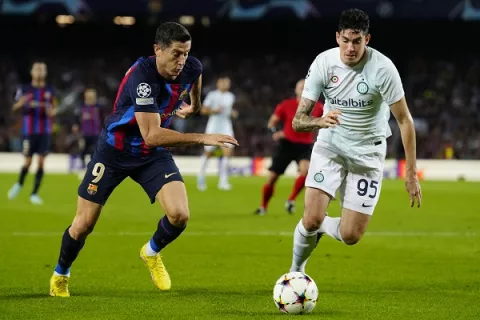 Robert Lewandowski evita la eliminación del Barça en empate ante el Inter