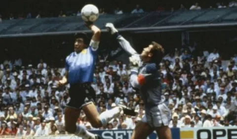 Subastan balón, la 'Mano de Dios'