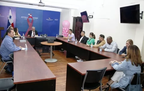 Empresarios colombianos podrían establecer planta de medicamentos en Panamá 