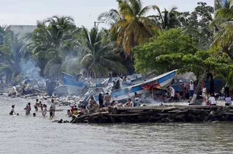 Buscan a migrantes desaparecidos en el Caribe tras naufragio de su embarcación; hubo un muerto