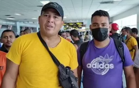 'Queremos irnos lo más pronto posible de Panamá', dicen migrantes que se aglomeraron en Tocumen