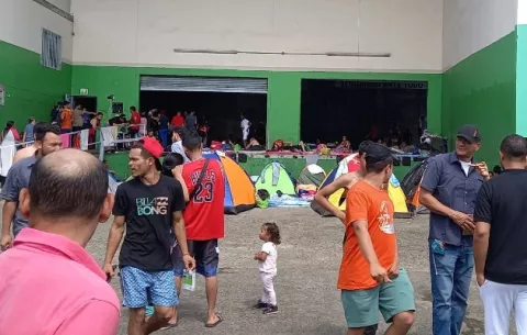 Cansados, enfermos, sin recursos y un sueño destruido, venezolanos aguardan en Panamá por un penoso retorno