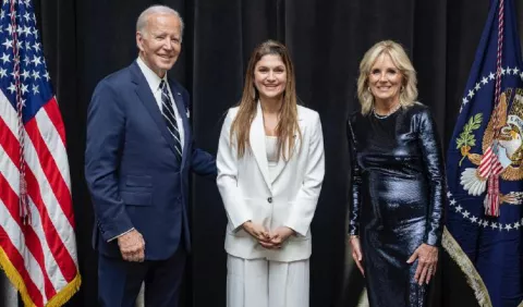 La foto con Biden que causó el despido de la canciller Mouynes  