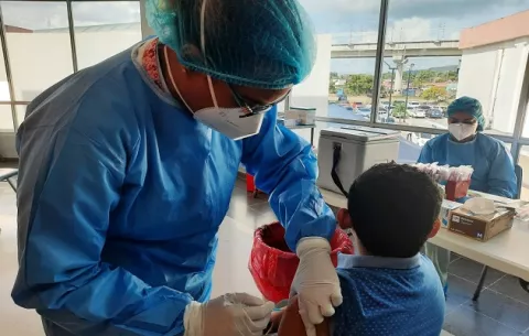 Tres muertes y más de mil casos activos de covid-19 se registraron en Panamá durante la semana pasada