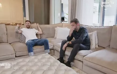 Periodista llora en medio de una entrevista con Leo Messi; el futbolista no sabe cómo reaccionar