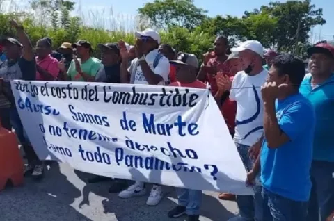 Pescadores y capitanes de barcos nuevamente cierran acceso al puerto de Vacamonte