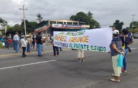 Cierran la vía Interamericana en San Carlos, exigiendo construcción de puente peatonal 