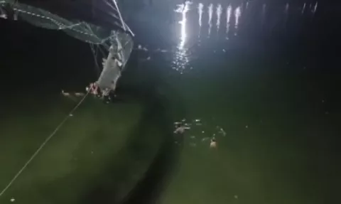 ¡Tragedia! Más de un centenar caen a río tras colapso de histórico puente en la India; hay más de 60 muertos