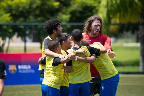 Carles Puyol, excapitán del Barcelona comparte con niños panameños