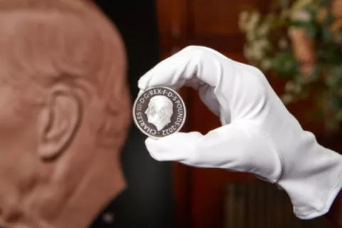 El rey Carlos III ya tiene moneda con su efigie