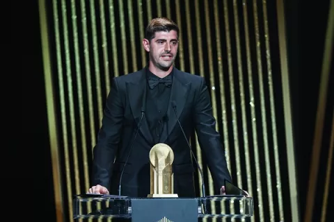 Courtois, Lewandowski, Sadio Mané y  Manchester United  ganan  premios en Gala Balón de Oro
