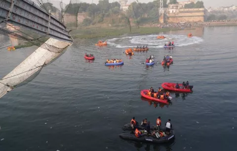 Elevan a 132 los muertos tras colapso de histórico puente en la India