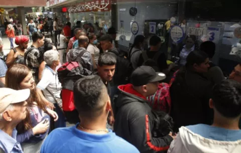 Miles de migrantes venezolanos se agolpan en Medellín rumbo a la peligrosa selva del Darién