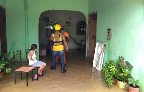 Desbordamiento de ríos en Mariato causa afectaciones en 42 casas