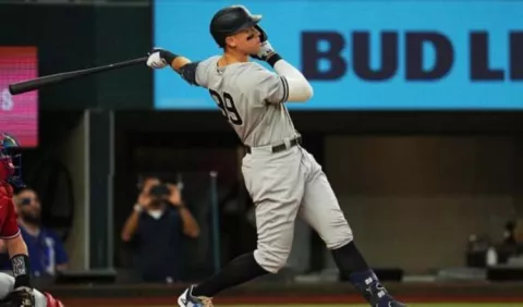Aficionado rechaza 3 millones de dólares por pelota del jonrón 62 de Judge