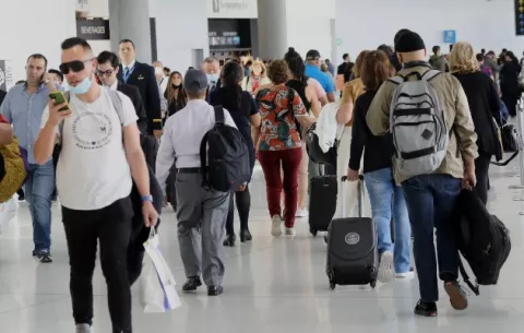 ¿Cómo es el flujo de pasajeros en los aeropuertos internacionales de Panamá durante las fiestas patrias?