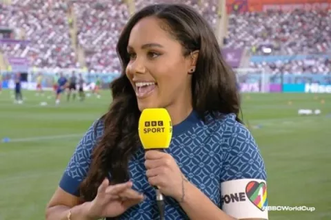 Alex Scott, reportera de la BBC, usó el brazalete 'One Love' en el primer partido de Inglaterra