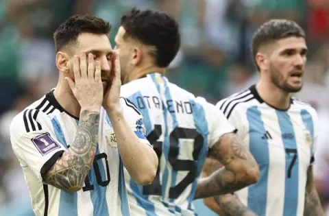 La prensa argentina tacha de "duro golpe" el "derrumbe" de su equipo en Catar 