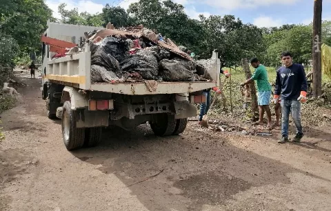 Moradores de Villa Bonita en Los Santos se recuperan mientras el río amenaza 